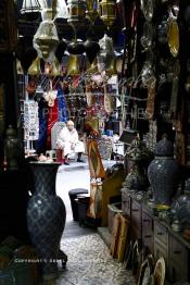 Image du Maroc Professionnelle de  Produits de l'artisanat marocain dans un bazar à la cité des Habous. Parmi les endroits les plus pittoresques de Casablanca, la Cité de Habous conçue par les architectes Auguste Cadet et Edmond Brion d’après l’ébauche d’un premier plan-masse dû à Albert Laprade. La construction n’avait commencé qu’après la première guerre mondiale. Situé près du Palais Royale, ce joyau architectural est le point de départ de la nouvelle médina de la ville, Vendredi 18 Novembre 2011. Le quartier des Habous fait partie du patrimoine architectural de Casablanca (Photo / Abdeljalil Bounhar)